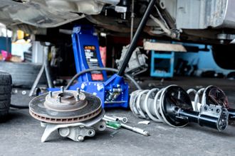 Auto-onderdelen in garage